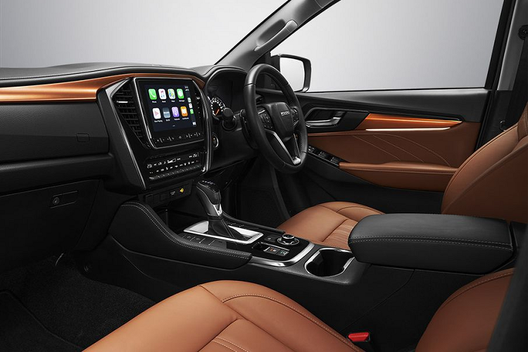 Về trang bị an toàn, Isuzu MU-X 2021 được trang bị các công nghệ như ABS, EBD, BA, hệ thống cân bằng điện tử, 6 túi khí, hệ thống kiểm soát lực kéo, hỗ trợ đổ đèo, hỗ trợ khởi hành ngang dốc, phanh khẩn cấp tự động, cảnh báo phương tiện cắt ngang khi lùi, cảnh báo va chạm trước, đèn pha tự động, hệ thống ngăn đạp nhầm chân ga, cảnh báo chệch làn đường...