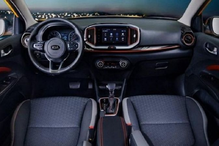 Kia Stonic 2021 có kích thước dài x rộng x cao lần lượt là 4.140 x 1.760 x 1.520mm và chiều dài cơ sở 2.580 mm. Phiên bản Philippines được trang bị đèn pha projector, đèn sương mù, bánh xe hợp kim 16 inch và camera lùi tiêu chuẩn. Đèn halogen sẽ được cung cấp cho bản LX AT trong khi bản EX hàng đầu có đèn LED theo tiêu chuẩn. Ngoài ra, Stonic EX AT còn có sơn ngoại thất tông kép, nút bấm khởi động máy, điều hòa tự động và hệ thống cân bằng điện tử.