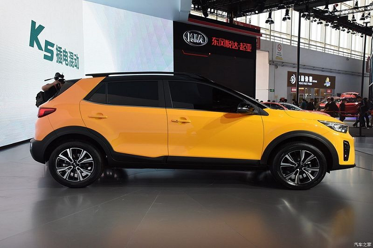 Nhỏ hơn Seltos, Kia Stonic 2021 giá rẻ chia sẻ nhiều điểm chung với Kia Soluto, chiếc crossover mới của Kia mang trên mình thiết kế cơ bắp, khỏe khoắn từng nhận được nhiều giải thương quốc tế về thiết kế như của Red Dot và iF Design.