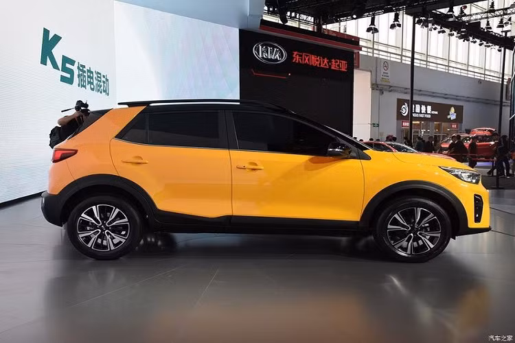 Nhỏ hơn Seltos, Kia Stonic 2021 giá rẻ chia sẻ nhiều điểm chung với Kia Soluto, chiếc crossover mới của Kia mang trên mình thiết kế cơ bắp, khỏe khoắn từng nhận được nhiều giải thương quốc tế về thiết kế như của Red Dot và iF Design.
