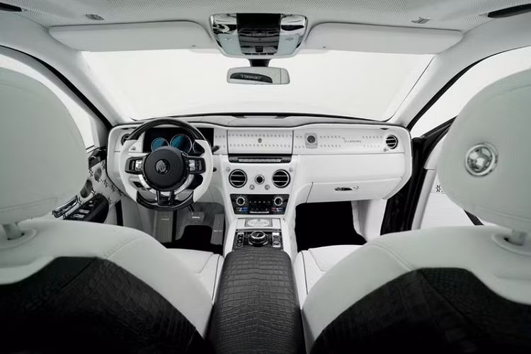 Vòng ra bên hông xe, Rolls-Royce Cullinan phiên bản tỷ phú Mansory có các khe hốc gió mới ở vòm bánh xe, nẹp sườn thể thao và trang bị thêm 1 thanh ngang.