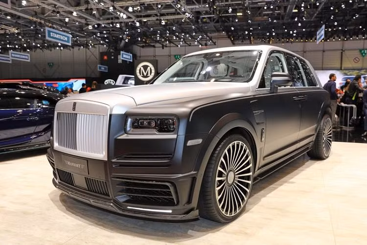 Dưới bàn tay tài hoa của những kỹ sư thuộc hãng độ Mansory, siêu SUV Rolls-Royce Cullinan “độ khủng” xuất hiện đầy cá tính làm mê hoặc giới yêu xe. Chiếc SUV Rolls-Royce Cullinan Billionaire đặc biệt với số lượng chỉ giới hạn 13 chiếc trên toàn cầu là sản phẩm hợp tác giữa hãng độ danh tiếng và thương hiệu đồ xa xỉ Billionaire đến từ Đức.