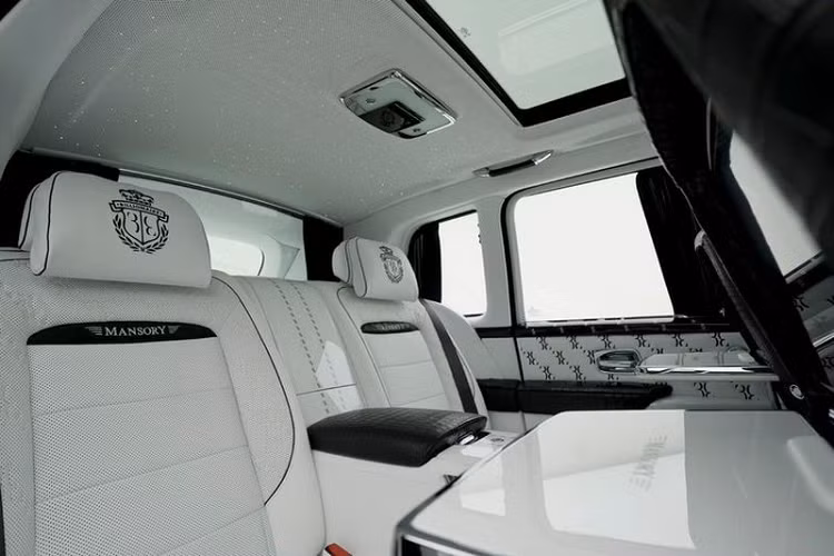 Xe được bị lốp 295/30 và la zăng 24 inch nhìn khá vừa vặn với vòm bánh xe cũng được độ rộng thêm. Nội thất của SUV Rolls-Royce Cullinan ở phiên bản Billionaire Mansory gây ấn tượng thị giác mạnh mẽ với nội thất bọc da màu trắng toàn bộ kết hợp các chi tiết nhấn nhá làm từ sợi carbon và các hoạ tiết bọc da màu đen.