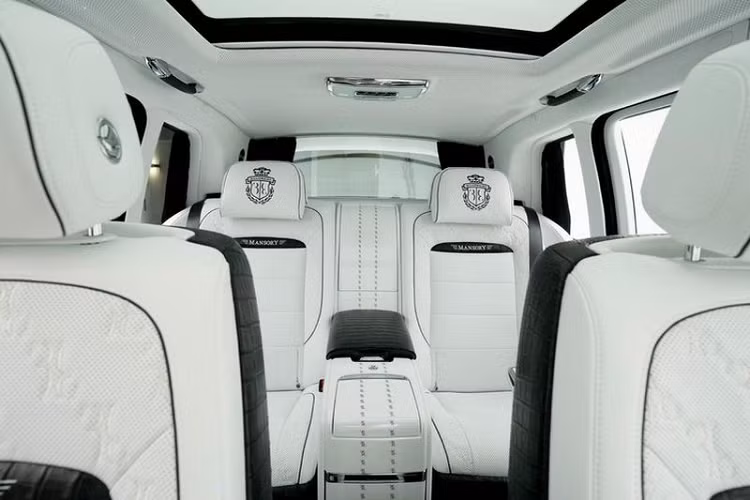 Phần đuôi chiếc SUV hạng sang Rolls-Royce Cullinan phiên bản Billionaire trang bị cánh gió sợi carbon trên cửa hậu lẫn trần xe. Bộ khuếch tán gió mang thiết kế mới với 2 ống xả mỗi bên.