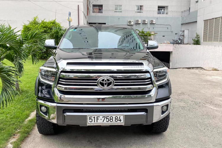 Toyota Tundra phiên bản 1794 Edition mang nhiều điểm nhấn sang trọng và huy hiệu “1794 Edition” độc đáo. Xe đi kèm với “dàn chân” lắp bộ mâm hợp kim 20 inch mạ chrome, tuy nhiên xe rao bán đã được nâng cấp mâm đồ chơi mới. Ngoài ra, Tundra phiên bản 1794 Edition đi kèm với lưới tản nhiệt lớn mạ crôm phía trước.
