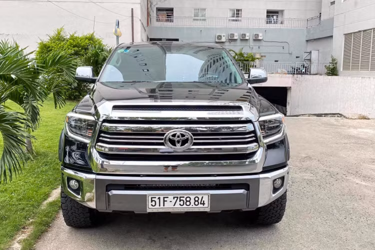 Toyota Tundra phiên bản 1794 Edition mang nhiều điểm nhấn sang trọng và huy hiệu “1794 Edition” độc đáo. Xe đi kèm với “dàn chân” lắp bộ mâm hợp kim 20 inch mạ chrome, tuy nhiên xe rao bán đã được nâng cấp mâm đồ chơi mới. Ngoài ra, Tundra phiên bản 1794 Edition đi kèm với lưới tản nhiệt lớn mạ crôm phía trước.