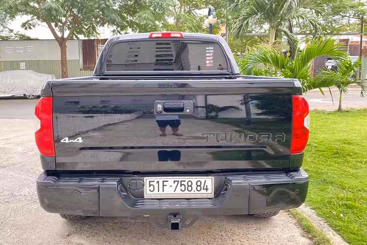 Sức mạnh được truyền xuống bốn bánh (4x4), thông qua hộp số tự động 6 cấp (6AT). Theo Toyota, động cơ này có mức tiêu thụ khoảng 18L/100km khi di chuyển trong đường thành phố.