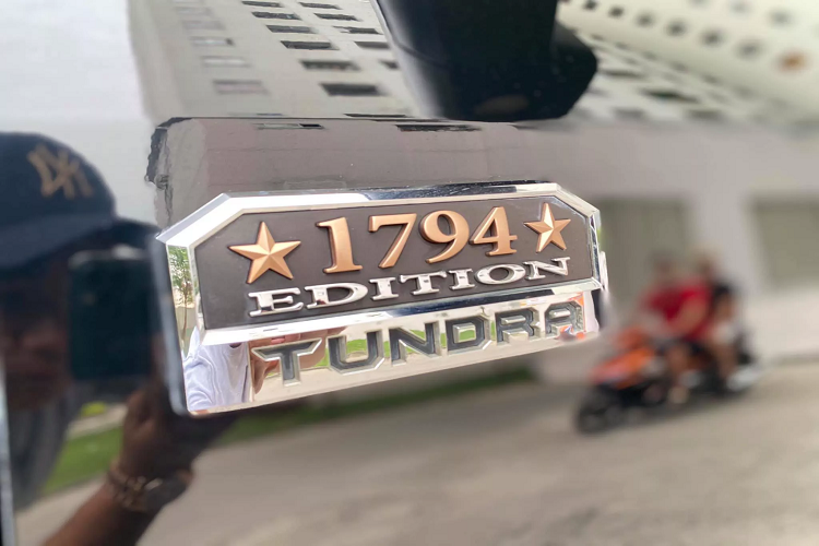 Tương tự nhiều dòng SUV và bán tải khác của Toyota, dòng bán tải Tundra nổi tiếng với độ bền bỉ cao, ít gặp hỏng hóc vặt trong quá trình sử dụng. Đây là ưu điểm nổi trội của Tundra được nhiều khách hàng ở Bắc Mỹ tin dùng. Bản thân dòng Tundra này chia sẻ chung bộ khung gầm và động cơ với “người anh em” SUV cỡ lớn Toyota Sequoia.