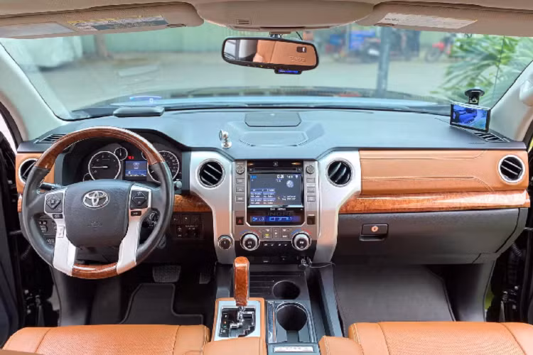 Toyota Tundra không mang diện mạo thể thao hầm hố như đối thủ Ford F-150 hay Ram 1500, thiết kế của Tundra mang phong cách cổ điển, sang trọng, rất bền dáng và khó lỗi thời.