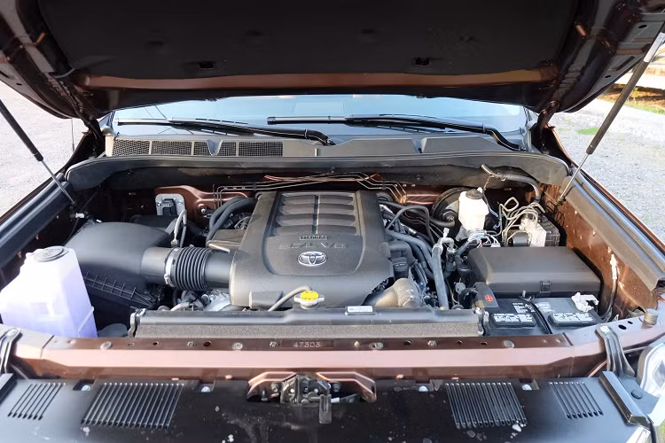 Tham khảo, giá xe Toyota Tundra 1794 Edition đời 2016 này đang được chào bán với giá “thách cưới” 2,89 tỷ đồng với đồng hồ ODO lăn bánh được khoảng 50.000km (hơn 30.000 miles), một con số không “ăn nhằm” gì đối với một chiếc Toyota.