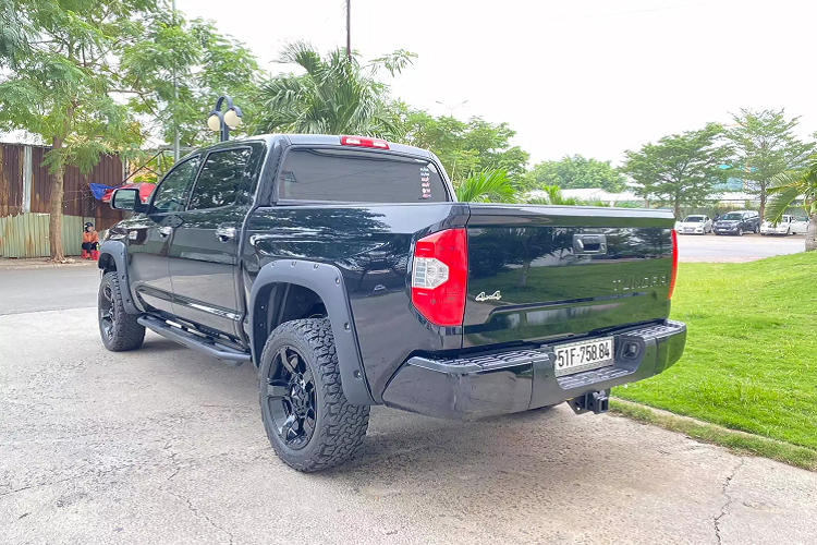 Toyota Tundra 1794 Edition được phát triển từ phiên bản Platinum với nhiều trang bị đầy đủ “đồ chơi”. Xe sở hữu nhiều trang bị tiện nghi giải trí và hỗ trợ lái như: màn hình giải trí trung tâm 7 inch, hệ thống âm thanh loa JBL. Vô-lăng 4 chấu ốp gỗ tích hợp nút bấm. Ghế lái và ghế phụ chỉnh điện nhớ vị trí. Hệ thống Pre-Collision đoán nhận người đi bộ. Cảnh báo chuyển làn, kiểm soát hành trình radar chủ động DRCC…