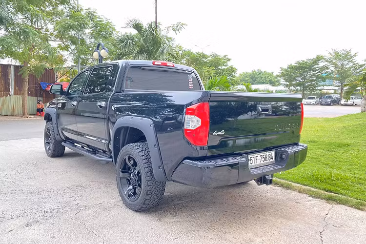 Toyota Tundra 1794 Edition được phát triển từ phiên bản Platinum với nhiều trang bị đầy đủ “đồ chơi”. Xe sở hữu nhiều trang bị tiện nghi giải trí và hỗ trợ lái như: màn hình giải trí trung tâm 7 inch, hệ thống âm thanh loa JBL. Vô-lăng 4 chấu ốp gỗ tích hợp nút bấm. Ghế lái và ghế phụ chỉnh điện nhớ vị trí. Hệ thống Pre-Collision đoán nhận người đi bộ. Cảnh báo chuyển làn, kiểm soát hành trình radar chủ động DRCC…