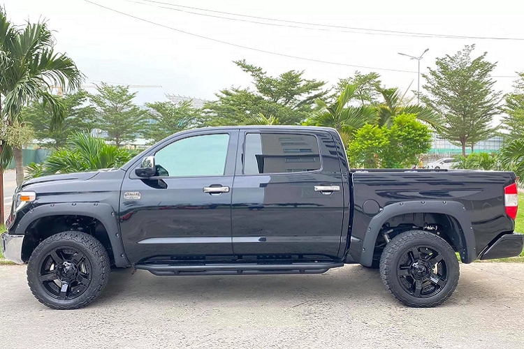 Bên dưới nắp ca-pô Toyota Tundra 1794 Edition là động xăng V8 dung tích 5.7L hút khí tự nhiên (N/A), Dual VVT-i, quen thuộc của dòng Tundra. Động cơ cho công suất tối đa 381 mã lực tại 5.600 vòng/phút và mô-men xoắn cực đại 543Nm từ 3.600 vòng/phút.