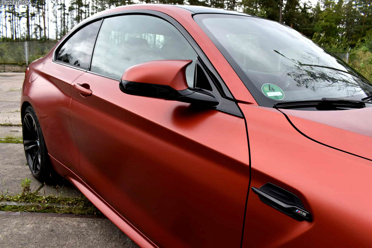 Nhìn từ phía trước, màu sơn Frozen Sunset Orange làm nổi bật các hình dáng và đường nét hung hãn của cản trước một cách hoàn hảo, làm tăng thêm vẻ uy nghi cho chiếc xe. Màu sơn cũng loại bỏ các điểm nhấn màu đen khác nhau của M2 Competition, chẳng hạn như lưới tản nhiệt hình quả thận đặc trưng góc cạnh, trong khi bộ la-zăng phong cách 437 M 5 chấu kép hoàn thiện bên ngoài.