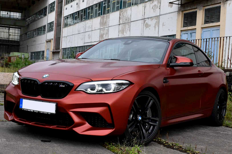 Có thể nói, từ khi được trình làng vào cuối năm 2019, BMW M2 CS 2020 mới đã khiến phiên bản M2 Competition bị lu mờ trước sức mạnh và trang bị của mình. Do đó, BMW M2 Competition không còn là biến thể hàng đầu nhỏ nhất của phân nhánh M của BMW.