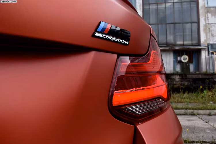 Màu sơn BMW M2 này có tên chính thức là Frozen Sunset Orange, và chỉ có 2 mẫu M2 Competition rời khỏi nhà máy Leipzig của BMW trong màu sơn này.