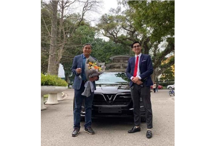 VinFast cho biết, chiếc sedan Lux A2.0 của HLV Mai Đức Chung như một món quà dành tặng tới vị thuyền trưởng của Đội tuyển bóng đá nữ Quốc gia. Dưới sự huấn luyện và chỉ dạy của ông Mai Đức Chung, đội tuyển bóng đá nữ Việt Nam đã có 4 lần dành huy chương vàng trong các kỳ Seagames.