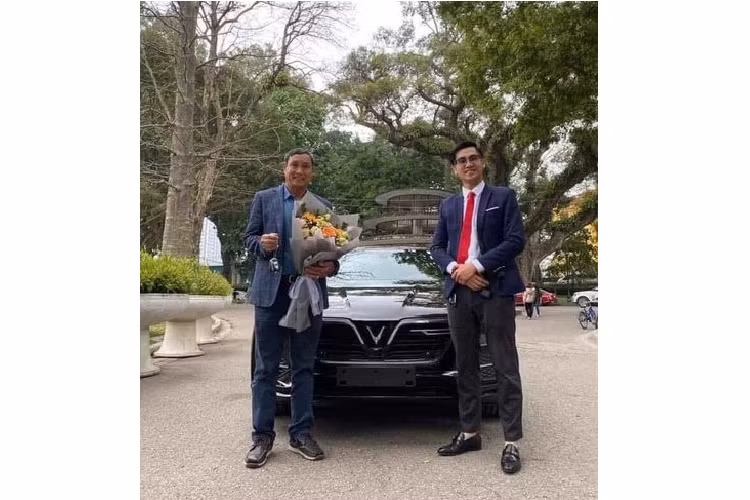 VinFast cho biết, chiếc sedan Lux A2.0 của HLV Mai Đức Chung như một món quà dành tặng tới vị thuyền trưởng của Đội tuyển bóng đá nữ Quốc gia. Dưới sự huấn luyện và chỉ dạy của ông Mai Đức Chung, đội tuyển bóng đá nữ Việt Nam đã có 4 lần dành huy chương vàng trong các kỳ Seagames.