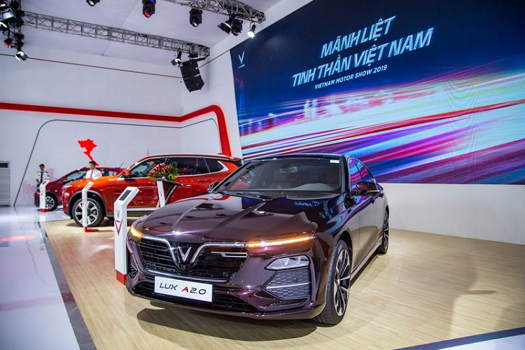 Chiếc VinFast Lux A2.0 của HLV Mai Đức Chung thuộc phiên bản cao cấp nhất. Phần đầu xe, nổi bật với logo chữ V cách điệu ở mặt ca-lăng nối liền với hai đèn LED chạy ban ngày. Trong khi đó, đèn chiếu sáng đẩy xuống phía trên hốc gió. Đây là phong cách thiết kế đang được ưa chuộng và xuất hiện nhiều trên các mẫu xe mới ra mắt.