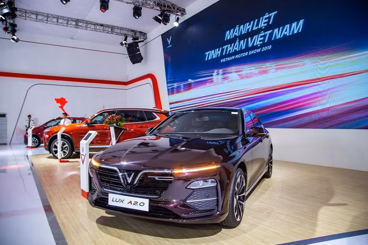 Chiếc VinFast Lux A2.0 của HLV Mai Đức Chung thuộc phiên bản cao cấp nhất. Phần đầu xe, nổi bật với logo chữ V cách điệu ở mặt ca-lăng nối liền với hai đèn LED chạy ban ngày. Trong khi đó, đèn chiếu sáng đẩy xuống phía trên hốc gió. Đây là phong cách thiết kế đang được ưa chuộng và xuất hiện nhiều trên các mẫu xe mới ra mắt.