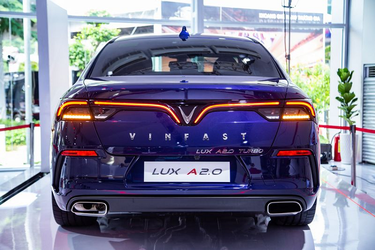 Trong khi đó, đuôi xe lại thiết kế theo phong cách thể thao với khe gió, đường ra ống xả đối xứng. Dải đèn hậu LED tạo hình cánh chim bắt mắt. Phía đuôi xe cũng được trang bị nhiều cảm biến và camera lùi. VinFast trang bị cho Lux A2.0 cao cấp bộ la-zăng với kích thước 19 inch. Gương chiếu hậu trên xe tích hợp đèn báo rẽ và camera hỗ trợ quan sát quanh xe.