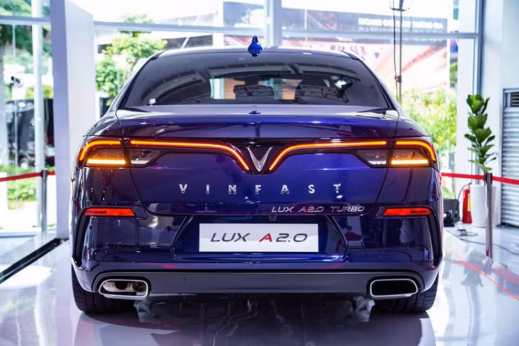Trong khi đó, đuôi xe lại thiết kế theo phong cách thể thao với khe gió, đường ra ống xả đối xứng. Dải đèn hậu LED tạo hình cánh chim bắt mắt. Phía đuôi xe cũng được trang bị nhiều cảm biến và camera lùi. VinFast trang bị cho Lux A2.0 cao cấp bộ la-zăng với kích thước 19 inch. Gương chiếu hậu trên xe tích hợp đèn báo rẽ và camera hỗ trợ quan sát quanh xe.