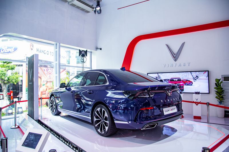 Xe VinFast sở hữu nhiều công nghệ toàn cho người lái như phanh ABS, phân bổ lực phanh điện tử EBD, hỗ trợ khởi hành ngang dốc, có cân bằng điện tử và chức năng chống trượt, chống lật. Xe cũng được trang bị 6 túi khí. Lux A2.0 bản cao cấp sử dụng động cơ 2.0L I4 tăng áp, công suất tối đa 228 mã lực và mô-men xoắn cực đại 350 Nm. Xe sử dụng hộp số 8 cấp ZF. Giá xe VinFast Lux A2.0 phiên bản cao cấp trị giá 1,35 tỷ đồng.