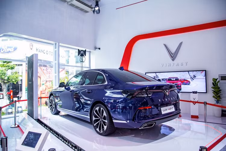 Xe VinFast sở hữu nhiều công nghệ toàn cho người lái như phanh ABS, phân bổ lực phanh điện tử EBD, hỗ trợ khởi hành ngang dốc, có cân bằng điện tử và chức năng chống trượt, chống lật. Xe cũng được trang bị 6 túi khí. Lux A2.0 bản cao cấp sử dụng động cơ 2.0L I4 tăng áp, công suất tối đa 228 mã lực và mô-men xoắn cực đại 350 Nm. Xe sử dụng hộp số 8 cấp ZF. Giá xe VinFast Lux A2.0 phiên bản cao cấp trị giá 1,35 tỷ đồng.