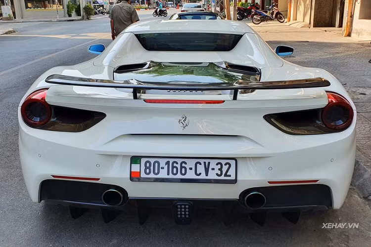 Bộ la-zăng 5 chấu kép kích cỡ 20 inch độc đáo và hệ thống má phanh màu vàng nổi bật. Bộ la-zăng 5 chấu kép kích cỡ 20 inch độc đáo và hệ thống má phanh màu vàng nổi bật. Đuôi xe với các cánh gió cỡ lớn ở gầm giúp gia tăng tính khí động học cho siêu xe. Phần mui được xếp lại gọn gàng tạo nên sự mượt mà cho tổng thể đuôi xe.