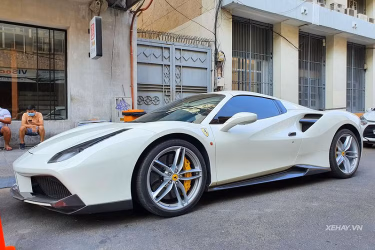 Điểm khác biệt rõ rệt nhất giữa Ferrari 488 Spider và Coupe là việc Spider đã không còn tấm mui cứng trên đỉnh nữa, thay vào đó là phần mui vải mềm có thể đóng / mở trong 14 giây bằng một nút bấm đặc biệt. Ngoài ra, phần nắp động cơ của 488 Spider cũng không còn trong suốt nữa, nó đã được thiết kế lại và che giấu toàn bộ động cơ bên dưới. Giá Ferrari 488 Spider khi về Việt Nam khoảng hơn 15 tỷ đồng.