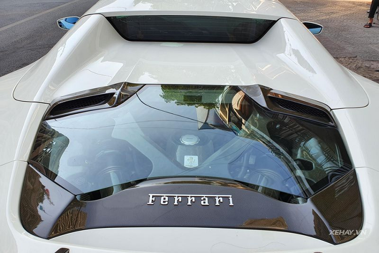 Hốc hút gió được làm từ sợi carbon cao cấp và thể thao. Các khe hút gió dạng tổ ong sơn đen hứa hẹn sẽ tối ưu hoá khả năng lấy gió làm mát động cơ và lưu thông khí động học cho "Hoàng tử bạch mã".