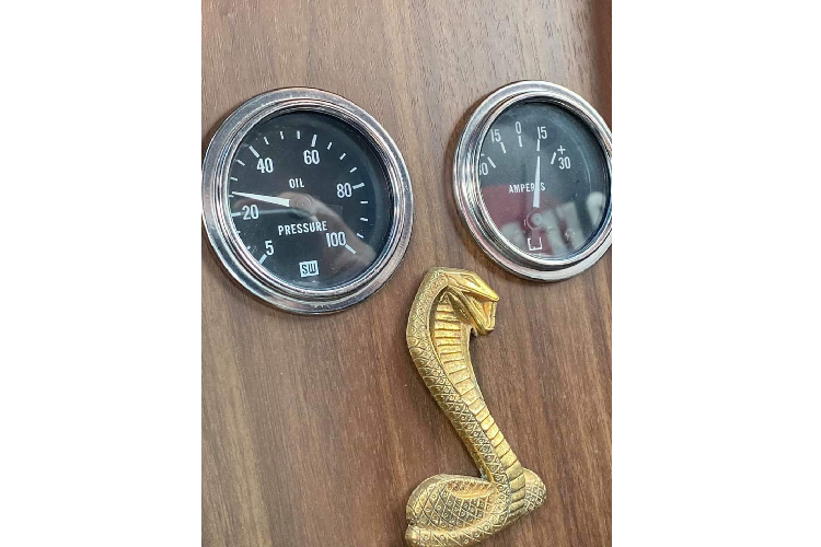 Động cơ này có khả năng tạo ra công suất cực đại ở mức 360 mã lực ở tốc độ máy 5.400 vòng/phút và mô-men xoắn cực đại 570 Nm ở tốc độ máy 3.200 vòng/phút. Sức mạnh được truyền đến bánh sau của xe thông qua hộp số sàn 4 cặp hoặc hộp số tự động 3 cấp, chiếc xe này sử dụng hộp số tự động.