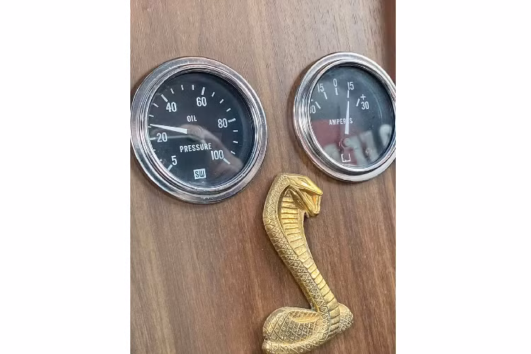 Động cơ này có khả năng tạo ra công suất cực đại ở mức 360 mã lực ở tốc độ máy 5.400 vòng/phút và mô-men xoắn cực đại 570 Nm ở tốc độ máy 3.200 vòng/phút. Sức mạnh được truyền đến bánh sau của xe thông qua hộp số sàn 4 cặp hoặc hộp số tự động 3 cấp, chiếc xe này sử dụng hộp số tự động.