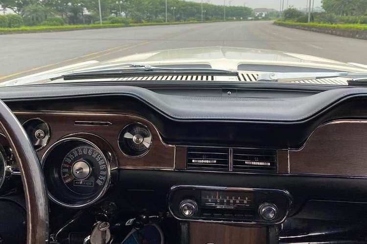 Bên trong, nội thất của chiếc Ford Shelby hàng hiếm tại Việt Nam này được bọc da và ốp gỗ, ốp kim loại mạ crom sáng đậm chất những chiếc xe cơ bắp những năm 1960. Xe sử dụng vô-lăng gỗ tròn với chấu ngang cổ điển cùng cấu hình chỗ ngồi 2+2, ghế ngồi bọc da. Logo “hổ mang” được mạ vàng, đặt tại bảng điều khiển trung tâm.