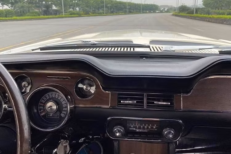 Bên trong, nội thất của chiếc Ford Shelby hàng hiếm tại Việt Nam này được bọc da và ốp gỗ, ốp kim loại mạ crom sáng đậm chất những chiếc xe cơ bắp những năm 1960. Xe sử dụng vô-lăng gỗ tròn với chấu ngang cổ điển cùng cấu hình chỗ ngồi 2+2, ghế ngồi bọc da. Logo “hổ mang” được mạ vàng, đặt tại bảng điều khiển trung tâm.