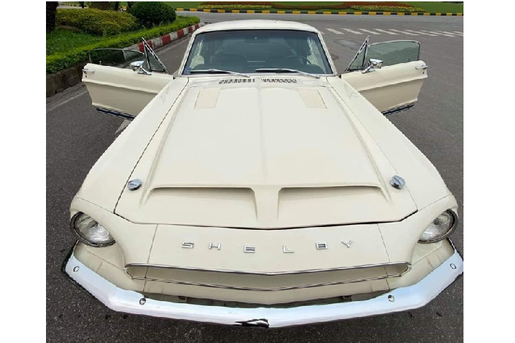Tại Việt Nam, Mustang một dòng xe thể thao cơ bắp được ưa chuộng với nhiều đời xe từ cổ chí kim đã được đưa về nước. Tuy nhiên, người mê xe lâu nay đa phần chỉ biết đến chiếc Shelby GT500 thuộc đời xe thứ 5, sản xuất từ năm 2013 đến năm 2014 thường xuất hiện trên các con phố Sài Gòn nhưng không hề biết đến sự có mặt của chiếc Ford Shelby Cobra GT500 đặc biệt này.