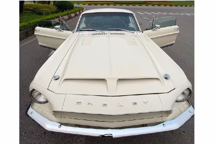Tại Việt Nam, Mustang một dòng xe thể thao cơ bắp được ưa chuộng với nhiều đời xe từ cổ chí kim đã được đưa về nước. Tuy nhiên, người mê xe lâu nay đa phần chỉ biết đến chiếc Shelby GT500 thuộc đời xe thứ 5, sản xuất từ năm 2013 đến năm 2014 thường xuất hiện trên các con phố Sài Gòn nhưng không hề biết đến sự có mặt của chiếc Ford Shelby Cobra GT500 đặc biệt này.