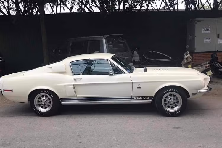 Chiếc Ford Shelby Cobra GT500 1968 này hiện đang thuộc sở hữu của một người sưu tầm xe tại Hà Nội và chỉ mới xuất hiện trên đường phố trong thời gian gần đây.
