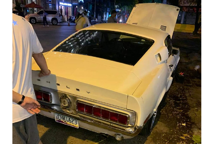 Ở ngoại thất, chiếc Mustang Shelby Cobra GT500 này sở hữu màu sơn trắng sữa đặc trưng của dòng xe có tên gọi Wimbledon White, đi cùng bộ mâm mười chấu sơn bạc cùng lốp xe cỡ lớn. Ngoại thất khác biệt với những chiếc Mustang thông thường bằng những hốc gió, đường gân cùng các logo Shelby khắp thân xe. Trên phiên bản này, Mustang sở hữu một cánh gió liền nhô cao ở đuôi xe. Một dài màu xanh được kẻ dọc theo cửa xe, đi kèm logo GT500.