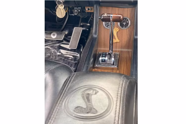 Sau hơn 50 năm có mặt trên thị trường, Ford Shelby Cobra GT500 đời 1968 vẫn còn được săn đón bởi các tín đồ mê xe cơ bắp nói chung và Mustang nói riêng. Chiếc xe này mang trong mình dòng máu của Shelby, dòng máu của hiệu năng tuyệt vời ở thời điểm mà nó thống trị thị trường xe cơ bắp Mỹ.