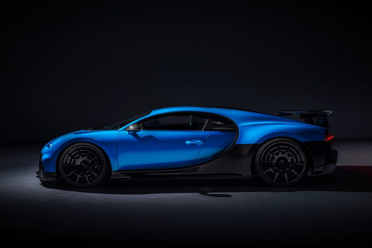 Tuy nhiên, mức giới hạn vòng tua máy đã tăng thêm hơn 200 vòng/phút so với những chiếc Chiron thông thường, đạt mức 6,900 vòng/phút. Thay đổi này được tạo ra bởi động cơ đã được kết hợp với hộp số tự động được hiệu chỉnh lại.