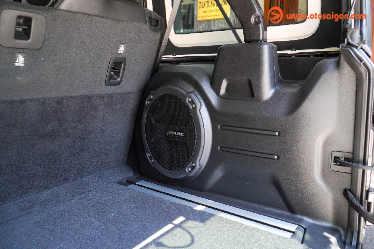 Jeep Wrangler được thiết kế mở cho phép tùy biến đóng mở mui linh hoạt, nên nó sẽ không thực sự kín như các mẫu xe SUV khác và có nhược điểm là hơi ồn (gầm, gió,...), hệ thống âm thanh cao cấp Alpine 08 loa theo xe này sẽ giúp giảm thiểu một phần nào đó. Jeep Wrangler cũng được trang bị hệ thống khử tiếng ồn chủ động.