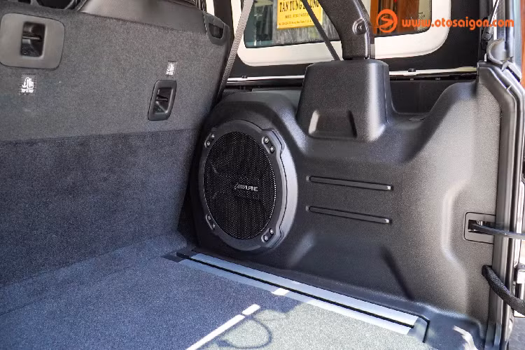 Jeep Wrangler được thiết kế mở cho phép tùy biến đóng mở mui linh hoạt, nên nó sẽ không thực sự kín như các mẫu xe SUV khác và có nhược điểm là hơi ồn (gầm, gió,...), hệ thống âm thanh cao cấp Alpine 08 loa theo xe này sẽ giúp giảm thiểu một phần nào đó. Jeep Wrangler cũng được trang bị hệ thống khử tiếng ồn chủ động.