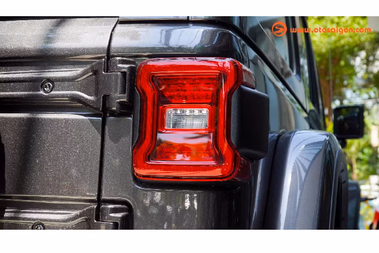 Thiết kế đuôi xe vuông vức. Cụm đèn hậu LED được thiết kế đơn giản hình vuông mang đến nét đặc trưng cho Wrangler.