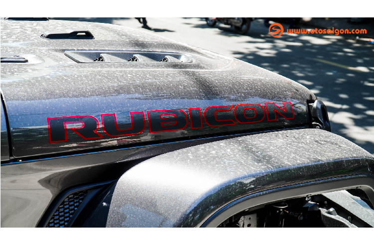 Nắp ca-pô Jeep Wrangler được thiết kế với hai gạt khoá ở hai bên chứ không mở từ bên trong cabin. 