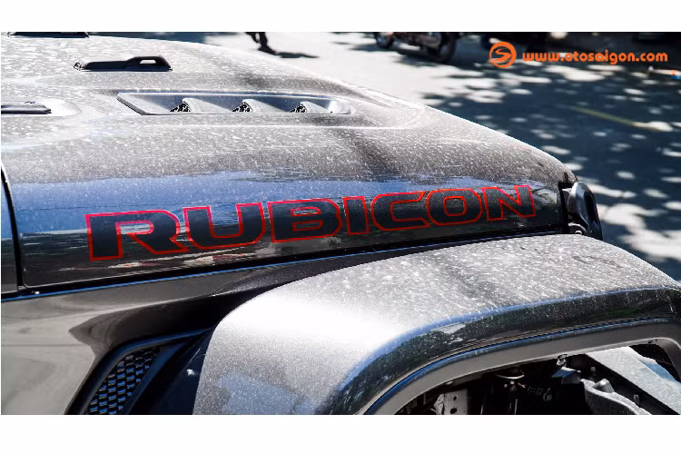 Nắp ca-pô Jeep Wrangler được thiết kế với hai gạt khoá ở hai bên chứ không mở từ bên trong cabin. 