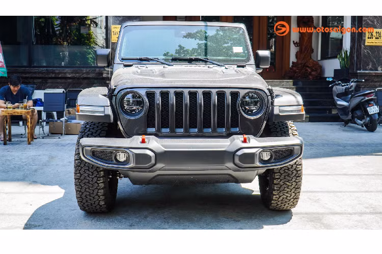 Tổng thể chiếc SUV mạnh mẽ và nam tính với “dàn chân” lắp bộ mâm 17 inch đi cùng với bộ lốp BFGoodrich All-Terrain T/A (285/70R17). Ngoại thất Jeep Wrangler Rubicon toát lên mình là một mẫu xe SUV chuyên đi off-road với khoảng sáng “cao ráo” có thể lội được nước tốt, và góc tiếp cận trước/sau lớn.