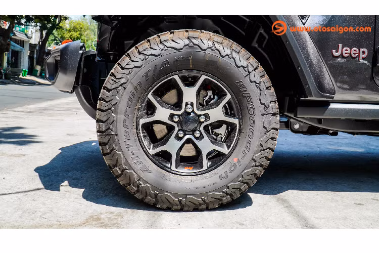 Phiên bản “Rubicon 4x4” của mẫu SUV địa hình Jeep Wrangler chính là phiên bản cao nhất trong tất cả sản phẩm của dòng Jeep Wrangler bao gồm: Sahara 4x4, Sport 4x4/ Sport S 4x4 và Moab 4x4.