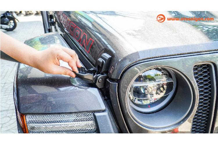 Bên cạnh phiên bản sử dụng động cơ 2.0L turbo, dòng Jeep Wrangler còn có phiên bản động cơ 2.0L tăng áp, V6 3.6L “Pentastar”; V6 3.6L “Pentastar” “eTorque” và máy dầu 3.0L “EcoDiesel”. Phiên bản máy “hai chấm” này sẽ gánh ít thuế hơn phiên bản máy V6 3.6L cỡ lớn khi về Việt Nam.