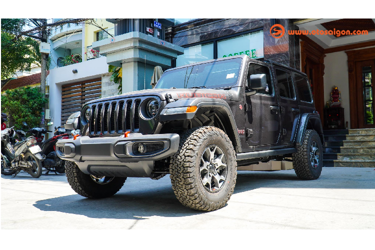 Mẫu xe Jeep Wrangler Unlimited Rubicon mới sở hữu vóc dáng bề thế, thiết kế hầm hố chắc chắn với nhiều đường nét gân guốc, nam tính. Phần đầu xe được trang bị cụm đèn pha LED hình tròn tích hợp đèn LED ban ngày nổi bật nối liền cụm lưới tản nhiệt 7 khe huyền thoại đậm chất di sản của dòng Jeep CJ.
